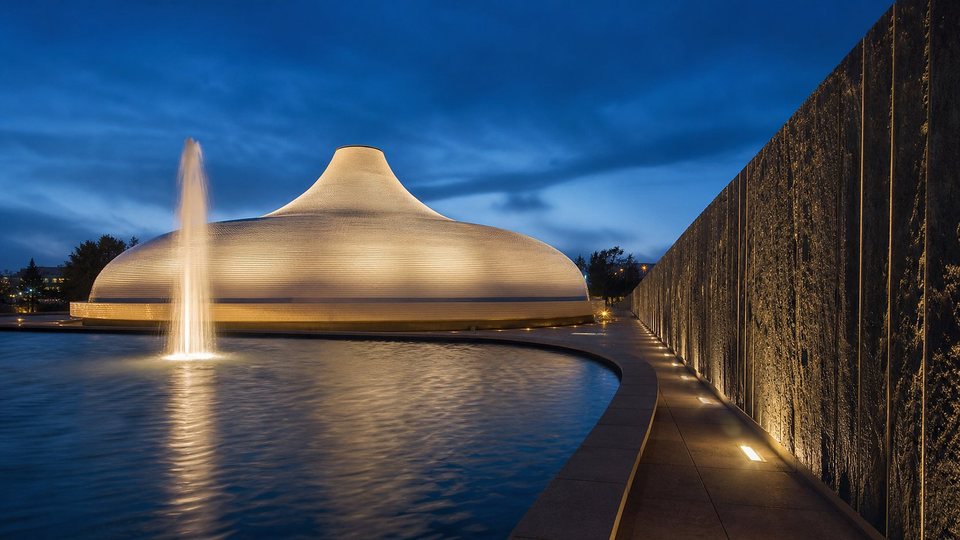 Le dôme blanc du Sanctuaire du Livre face à un mur de basalte noir, au crépuscule
